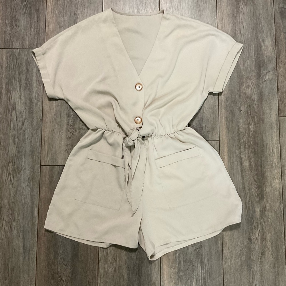 Beige Button-Up Romper w/ pockets, Size Medium